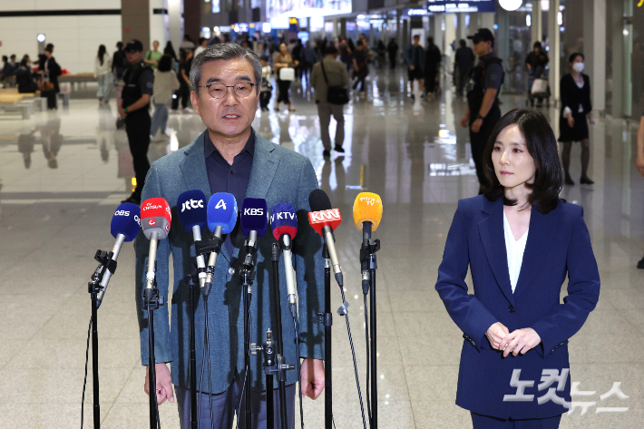 박성주 경찰청 국가수사본부장 등이 15일 오후 인천국제공항 제2터미널에서 한국인 대상 취업사기·납치·감금 범죄가 발생하고 있는 캄보디아로 출국하기 전 발언을 하고 있다. 류영주 기자