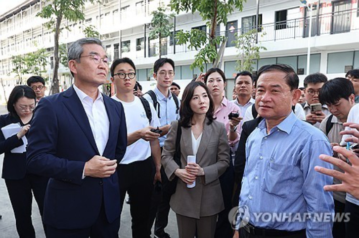 김진아 외교부2차관, 박성주 경찰청 국가수사본부장을 비롯한 정부 합동대응팀 구성원들이 16일(현지시간) 캄보디아 프놈펜 인근 범죄단지인 태자단지에서 팡 나렌 온라인스캠대응위 사무차장(오른쪽 첫번째 파란 셔츠)의 설명을 듣고 있다. 연합뉴스