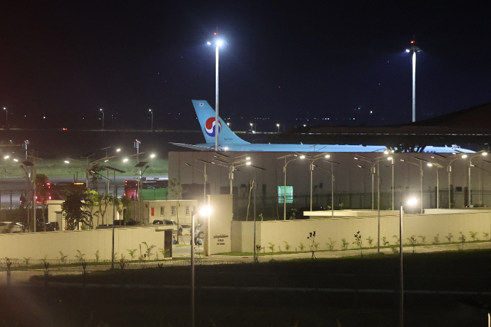 캄보디아 온라인 사기에 가담해 구금된 한국인들 탑승한 버스가 17일(현지시간) 캄보디아 프놈펜 인근 테초국제공항에서 송환을 위해 마련된 전세기로 향하고 있다.  연합뉴스