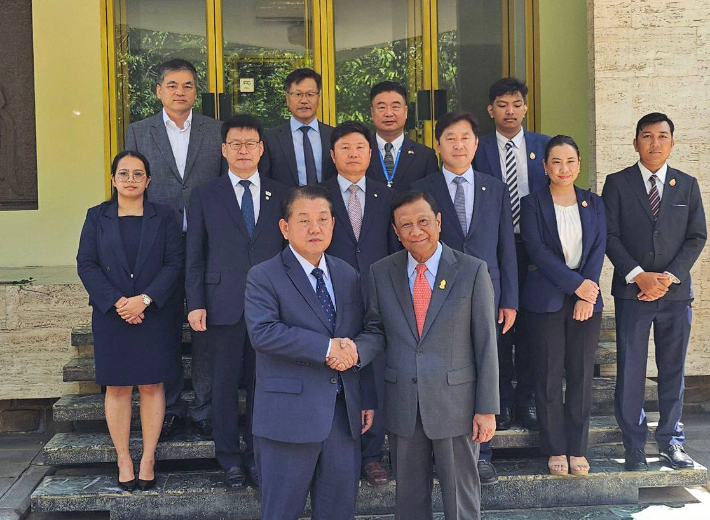 더불어민주당 김병주 의원(앞줄 왼쪽)을 비롯한 재외국민안전대책단이 17일(현지 시간) 캄보디아 상원을 찾아 니엉 팟 상원 부의장(앞줄 오른쪽)을 비롯한 관계자들을 만났다. 민주당 제공