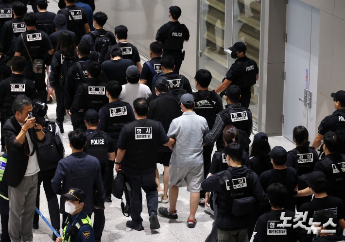 피의자 신분으로 압송된 