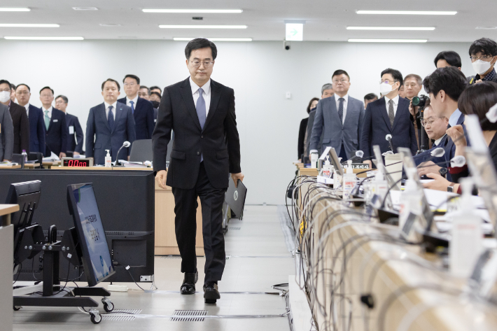2023년 10월 23일 경기도청에서 열린 국회 국토교통위원회 국정감사에서 김동연 경기지사가 선서문을 국토교통위원회 위원장에게 제출하는 모습. 경기도 제공