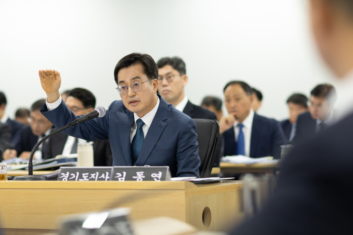 지난해 10월 14일 경기도청에서 열린 국회 행정안전위원회 국정감사에 출석한 김동연 경기지사가 질의에 답하는 모습. 경기도 제공