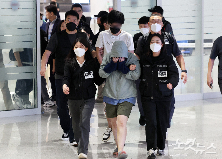 캄보디아 당국의 범죄단지 단속으로 적발돼 구금됐던 한국인들이 18일 오전 인천국제공항 2터미널을 통해 송환되고 있다. 이번 송환 대상자들은 이른바 '웬치'로 불리는 캄보디아 범죄단지에서 보이스피싱이나 로맨스 스캠(사기) 등 범죄에 가담한 혐의를 받고 있다. 이들은 호송 차량 23대 등을 타고 충남경찰청 등 6개 관할 경찰관서로 압송된다. 인천공항=황진환 기자