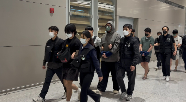18일 오전 10시쯤 캄보디아에 구금돼 있던 한국인들이 인천국제공항 2터미널 입국장 게이트에서 차례로 빠져나오고 있다. 김수정 기자 