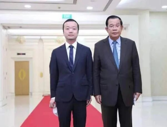 천즈 프린스그룹 회장(좌)과 훈 센 캄보디아 전 총리(우). 연합뉴스