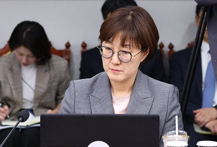 김현지 대통령실 제1부속실장이 2일 용산 대통령실에서 열린 수석보좌관회의에 참석해 있다. 연합뉴스