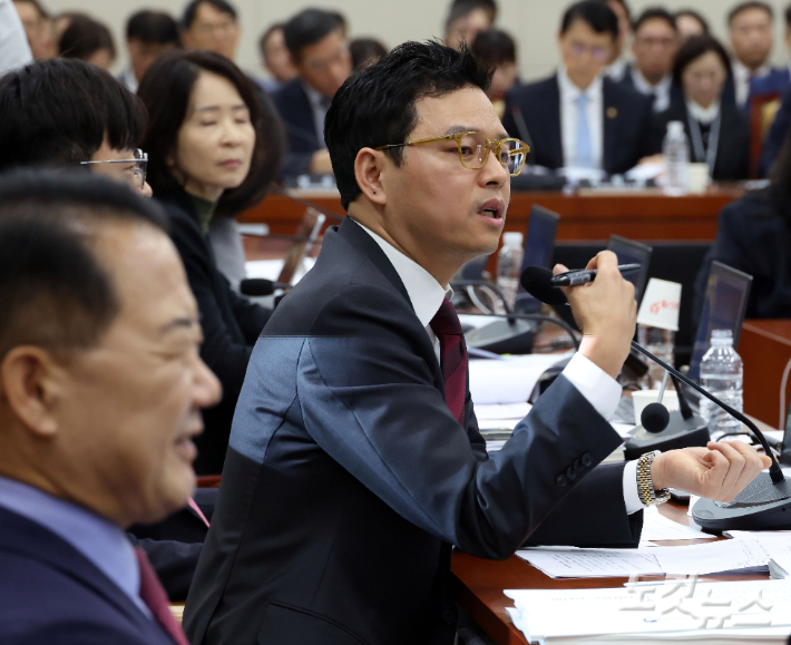 16일 국회 과학기술정보방송통신위원회에서 열린 원자력안전위원회 등에 대한 국정감사에서 국민의힘 박정훈 의원이 욕설 논란과 관련해 더불어민주당김우영 의원과 언쟁을 하고 있다. 황진환 기자