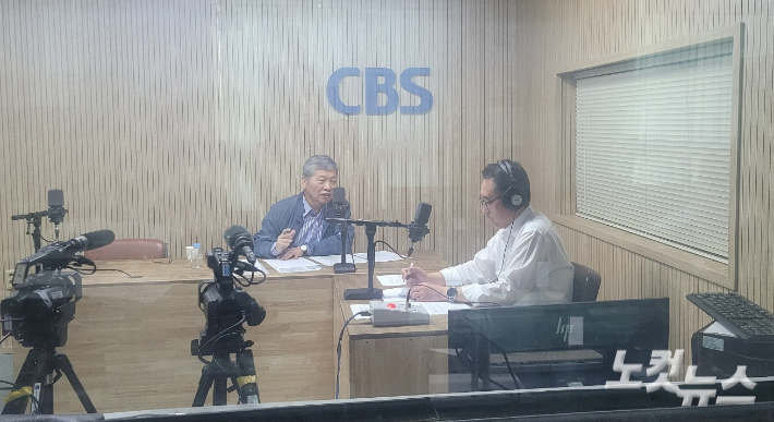 왼쪽부터 홍성학 상임대표, 김종현 앵커. 충북CBS