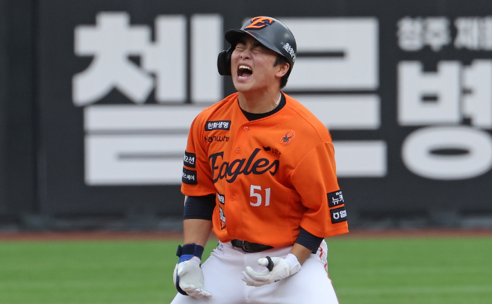 18일 대전 한화생명볼파크에서 열린 2025 KBO 프로야구 포스트시즌 플레이오프 1차전 삼성 라이온즈와 한화 이글스의 경기. 2회말 2사 만루 때 3타점 2루타를 쳐낸 한화 문현빈이 환호하고 있다. 연합뉴스