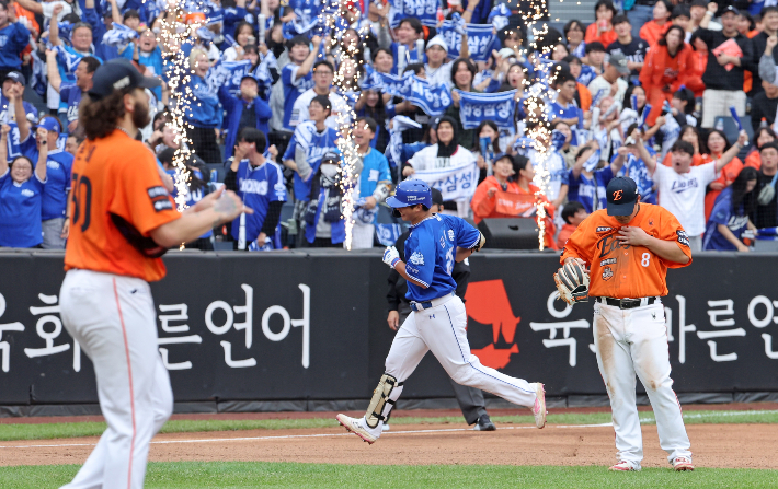 18일 대전 한화생명볼파크에서 열린 2025 KBO 프로야구 포스트시즌 플레이오프 1차전 삼성 라이온즈와 한화 이글스의 경기. 4회초 무사 때 1점 홈런을 쳐낸 삼성 김태훈이 3루 베이스를 돌고 있다. 연합뉴스 