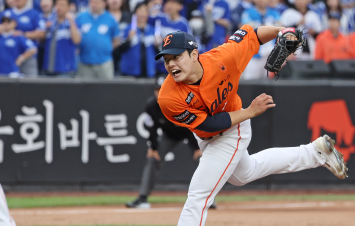 18일 대전 한화생명볼파크에서 열린 2025 KBO 프로야구 포스트시즌 플레이오프 1차전 삼성 라이온즈와 한화 이글스의 경기. 7회초 마운드에 오른 한화 문동주가 힘차게 공을 던지고 있다. 연합뉴스