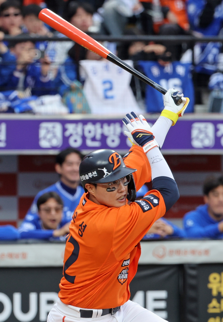 18일 대전 한화생명볼파크에서 열린 2025 KBO 프로야구 포스트시즌 플레이오프 1차전 삼성 라이온즈와 한화 이글스의 경기. 6회말 2사 2, 3루 때 한화 채은성이 2타점 2루타를 쳐내고 있다. 연합뉴스