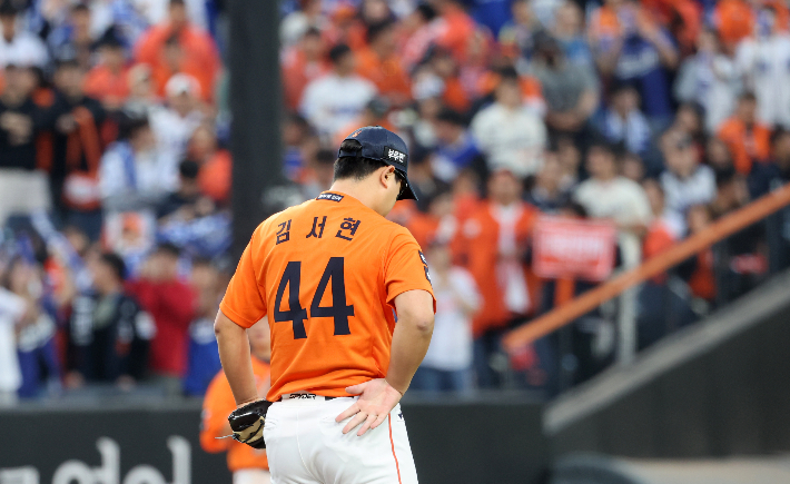 18일 대전 한화생명볼파크에서 열린 2025 KBO 프로야구 포스트시즌 플레이오프 1차전 삼성 라이온즈와 한화 이글스의 경기. 9회초 실점한 한화 김서현이 고개를 떨구고 있다. 연합뉴스 