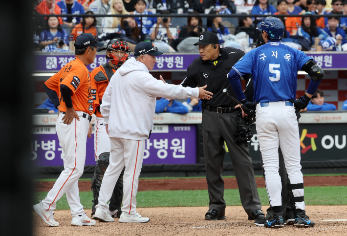 18일 대전 한화생명 볼파크에서 열린 2025 KBO 프로야구 포스트 시즌 플레이오프 1차전 삼성 라이온즈와 한화 이글스의 경기. 3회초 무사 1, 3루 삼성 구자욱 타석 때 양팀 사이의 신경전이 벌어지고 있다. 연합뉴스 