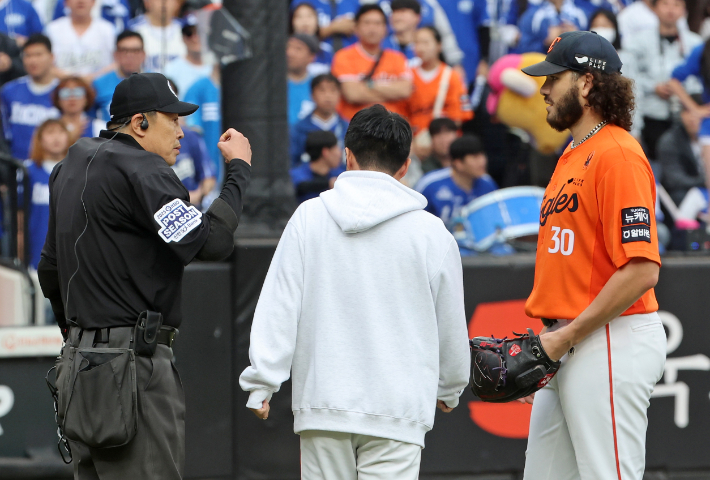 18일 대전 한화생명볼파크에서 열린 2025 KBO 프로야구 포스트시즌 플레이오프 1차전 삼성 라이온즈와 한화 이글스의 경기. 3회초 무사 1, 3루 삼성 구자욱 타석 때 한화 폰세가 구심에게 주의를 받고 있다. 연합뉴스 