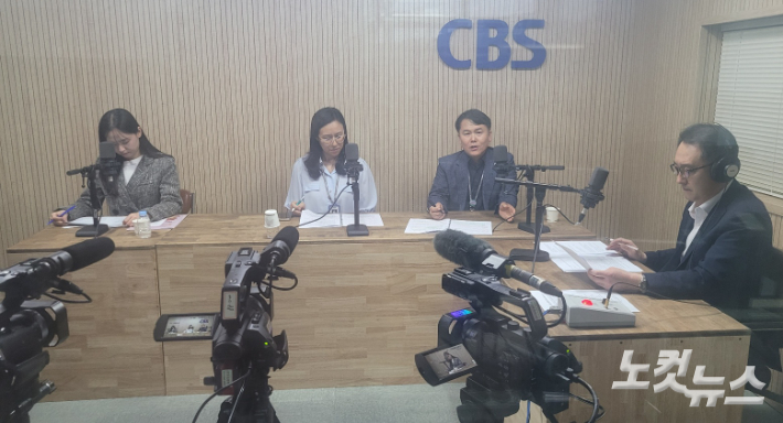 왼쪽부터 유다정 리포터, 박선정 장학사, 박형규 장학관, 김종현 앵커. 충북CBS