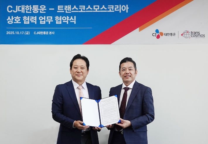 장영호 CJ대한통운 IFS본부장(왼쪽)과 타니 히로유키 TCK 대표가 업무협약 체결 후 기념촬영을 하고 있다. CJ대한통운 제공  