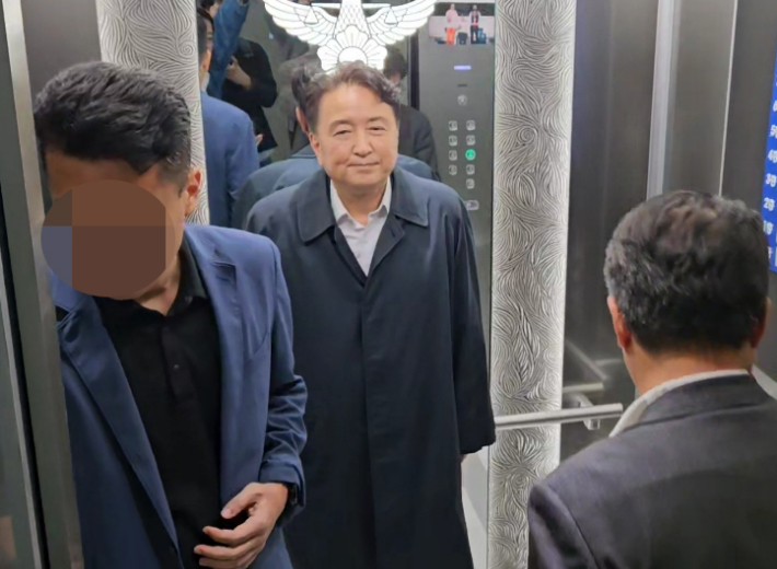 지역 체육계 인사들로부터 돈봉투를 수수한 의혹을 받는 김영환 충북지사가 19일 오전 충북경찰청 반부패경제범죄수사대에 출석하고 있다. 연합뉴스
