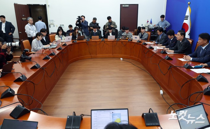 취재진 앞에 앉은 김병기 원내대표