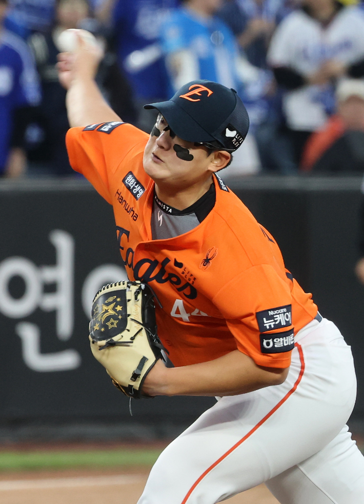 18일 대전 한화생명 볼파크에서 열린 2025 KBO 프로야구 포스트 시즌 플레이오프 1차전 삼성 라이온즈와 한화 이글스의 경기. 9회초 마운드에 오른 한화 김서현이 공을 던지는 모습. 연합뉴스 