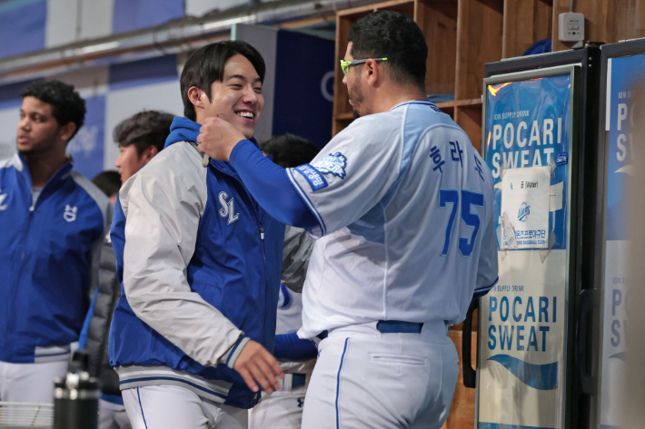 삼성 원태인과 아리엘 후라도. 삼성 라이온즈 