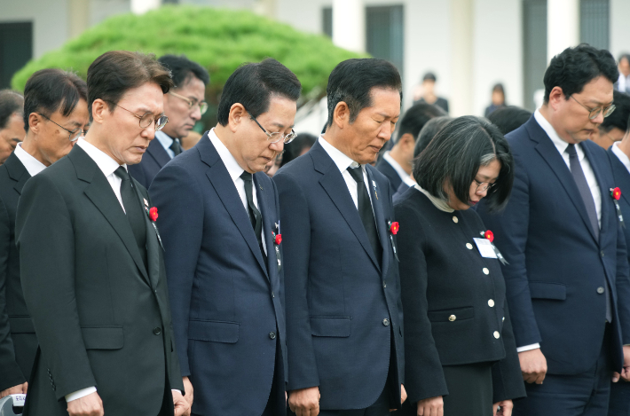 김영록 전라남도지사가 19일 구례군 지리산역사문화관에서 열린 '여순사건 제77주기 합동추념식' 행사에서 김민석 국무총리, 정청래 민주당 대표 등 국회의원들과 희생자들에 대한 묵념을 하고 있다. 전라남도 제공