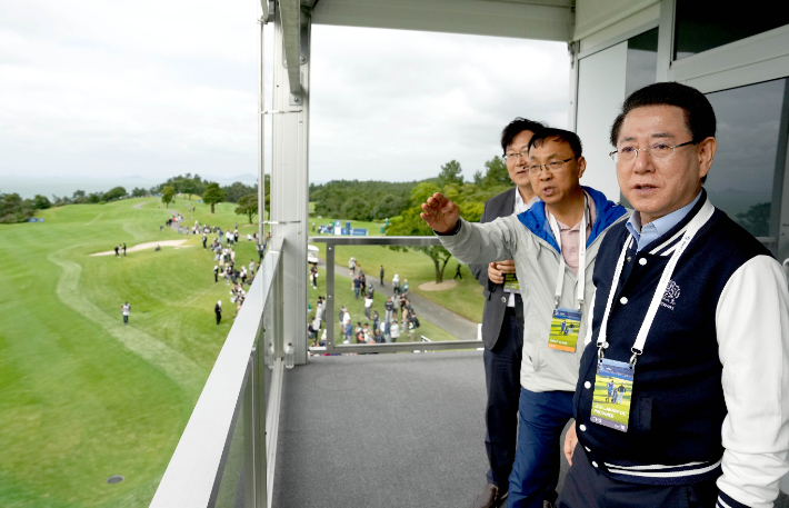 김영록 전라남도지사가 지난 18일 해남 파인비치CC에서 열리고 있는 'LPGA BMW 레이디스 챔피언십' 대회장을 방문해, 대회 운영 상황을 살피고 있다. 전라남도 제공