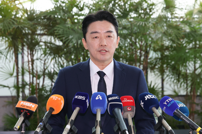전략경제협력 특사로 임명된 강훈식 대통령 비서실장이 19일 인천국제공항 제1터미널에서 독일 프랑크푸르트 출국에 앞서 입장을 밝히고 있다. 연합뉴스
