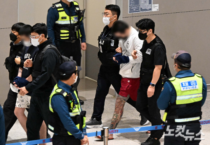 캄보디아 당국의 범죄단지 단속으로 적발돼 구금됐던 한국인들이 18일 오전 인천국제공항 2터미널을 통해 송환되고 있다. 인천공항=황진환 기자