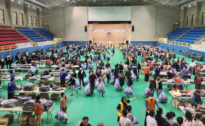 19일 오후 1시부터 진도군 실내체육관에서 이주노동자 500여 명을 대상으로 작업복 나눔 행사가 열렸다. 전라남도 제공