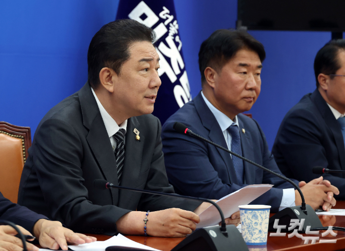 더불어민주당 김병기 원내대표가 19일 오전 국회에서 국정감사 및 현안 관련 기자회견을 갖고 있다. 황진환 기자