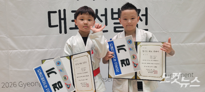 U10 32kg 경기도 대표. 왼쪽부터 박진우(2위, 팀토마주짓수)·최승혁(1위, 옥타곤멀티짐) 군의 모습. 박창주 기자