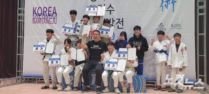 팀토마주짓수 한동수 관장과 제자들 모습. 다수 선수들이 이날 경기도 대표에 선발됐다. 박창주 기자