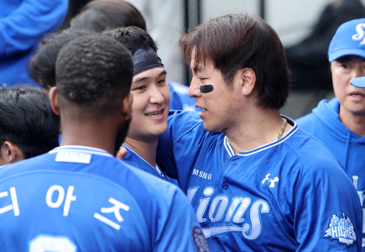 19일 대전 한화생명 볼파크에서 열린 2025 프로야구 KBO 리그 포스트 시즌 플레이오프 2차전 삼성 라이온즈와 한화 이글스의 경기. 7회말까지 던진 삼성 선발 최원태(가운데)가 강민호와 대화하고 있다. 연합뉴스