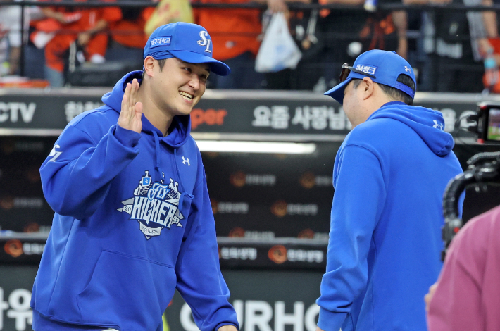 19일 대전 한화생명 볼파크에서 열린 2025 프로야구 KBO 리그 포스트 시즌 플레이오프 2차전에서 승리한 삼성 최원태가 박진만 감독과 기쁨을 나누고 있다. 연합뉴스 