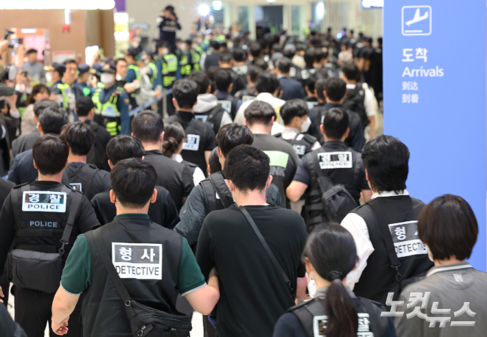 18일 인천국제공항 2터미널에서 캄보디아에서 범죄에 가담했다가 이민 당국에 구금된 한국인 64명이 국내로 송환돼 입국장으로 들어서고 있다. 인천공항=황진환 기자