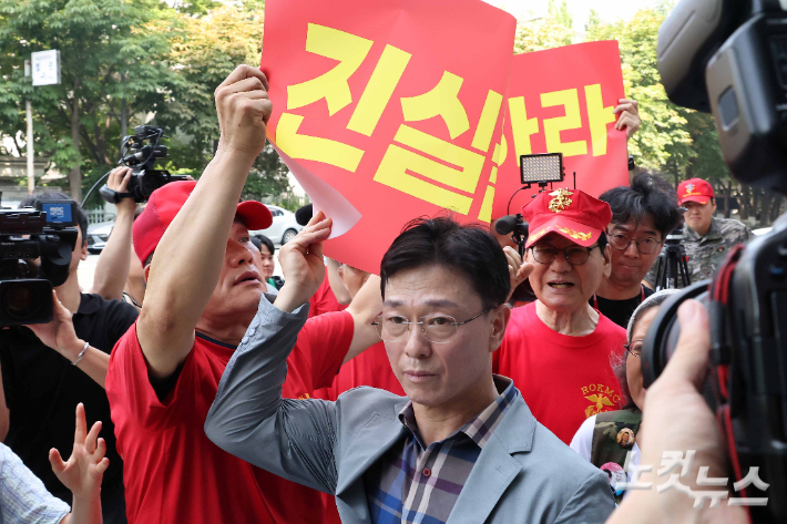 서울 서초구 순직해병특검을 방문한 임성근 전 해병대 1사단장이 해병대예비역연대 회원들의 항의를 받으며 출입문으로 향하고 있다. 박종민 기자