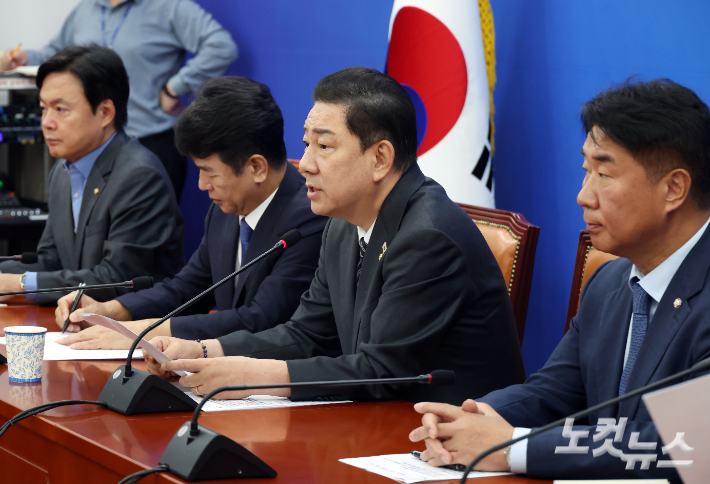 더불어민주당 김병기 원내대표가 19일 오전 국회에서 국정감사 및 현안 관련 기자회견을 갖고 있다. 황진환 기자