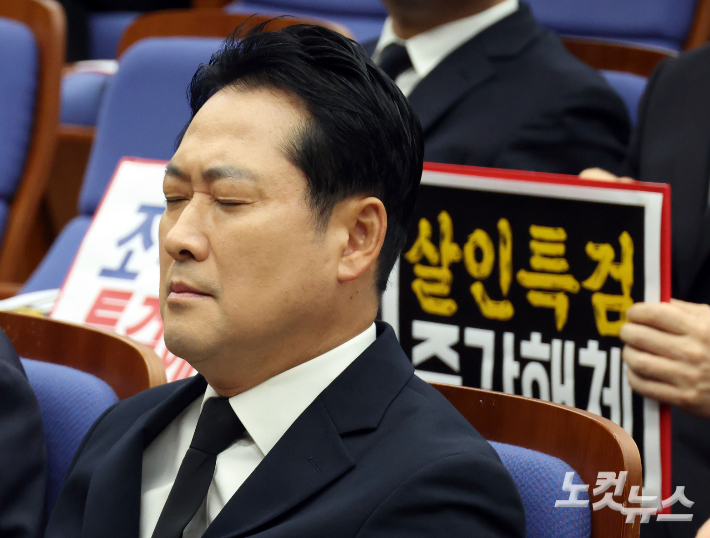국민의힘 장동혁 대표가 13일 오전 국회에서 열린 긴급의원총회에 참석해 생각에 잠겨 있다. 황진환 기자