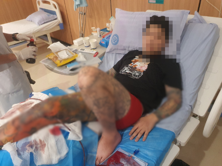 지난 9월 캄보디아 시아누크빌의 범죄 단지 4층에서 뛰어내려 탈출한 A씨가 병원에서 치료를 받고 있다.