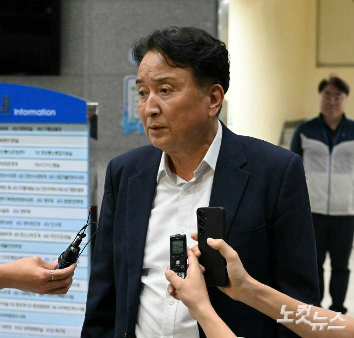 김영환 충청북도지사가 충북경찰청에서 조사를 마치고 나온 뒤 기자들의 질문에 답하고 있다. 임성민 기자