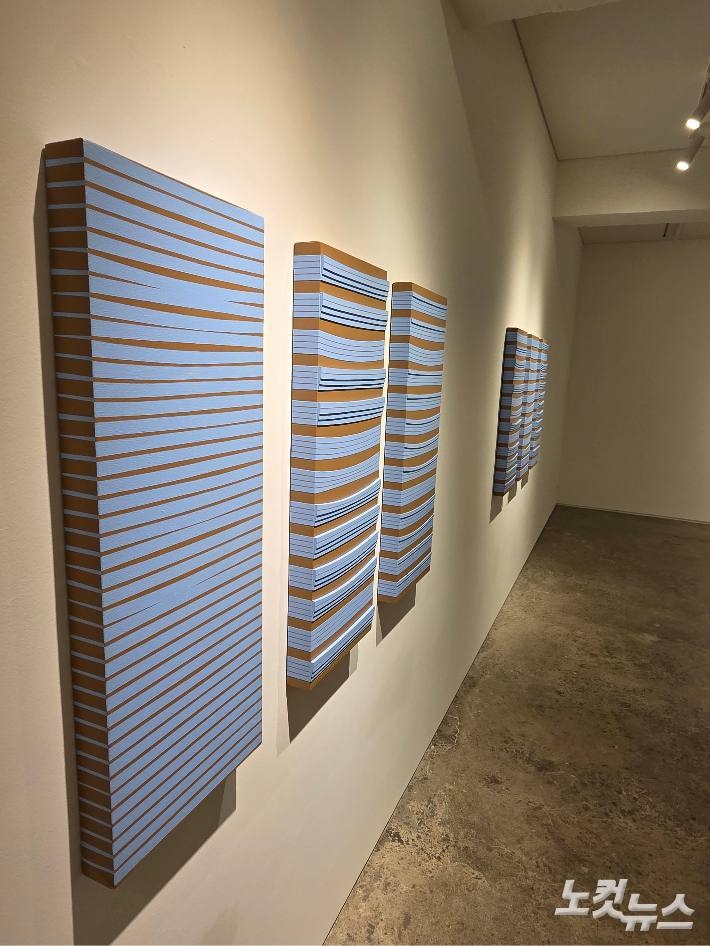홍미희, 'Highland' 연작 측면, acrylic, paste board, canvas on panel, 30 x 80cm(2025). 곽인숙 기자