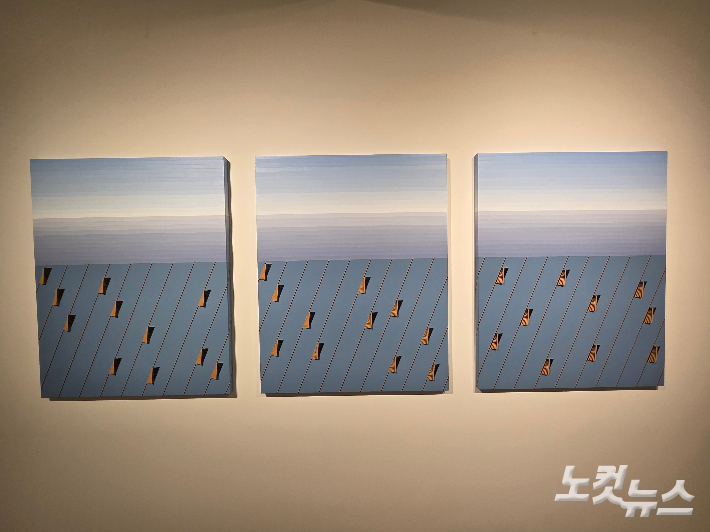 홍미희, 'Sea No.2-1,2,3' 연작, acrylic, paste board, canvas on panel, 90.9 × 72.7cm(2025). 곽인숙 기자