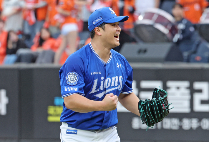 19일 대전 한화생명 볼파크에서 열린 2025 프로야구 KBO 리그 포스트 시즌 플레이오프 2차전 삼성 라이온즈와 한화 이글스의 경기. 7회말 수비를 마친 삼성 최원태가 더그아웃으로 들어가며 환호하고 있다. 연합뉴스 