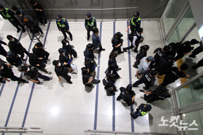 캄보디아 온라인 사기에 가담해 구금된 한국인들이 18일 오전 인천국제공항 제2터미널을 통해 송환되고 있다. 인천공항=황진환 기자