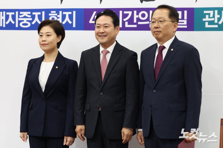 국민의힘 장동혁 대표가 20일 서울 여의도 국회에서 열린 최고위원회의에 앞서 조승환 여의도연구원 원장과 서지영 홍보본부장에게 임명장을 전달하고 기념촬영을 하고 있다.