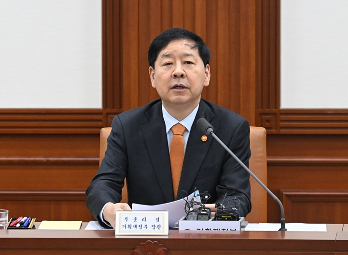 구윤철 경제부총리 겸 기획재정부 장관이 10월 20일 서울 종로구 정부서울청사에서 열린 성장전략 TF 겸 경제관계장관회의를 주재, 모두발언을 하고 있다. 기획재정부 제공