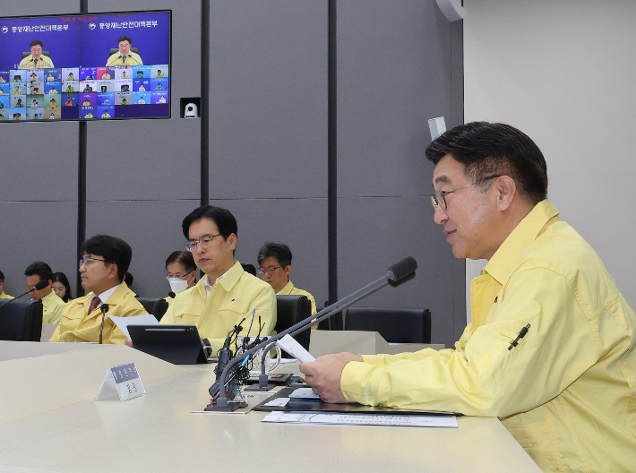 윤호중 행정안전부 장관이 국가정보자원관리원 행정정보시스템 화재 관련 중대본 회의를 주재하고 있다. 연합뉴스