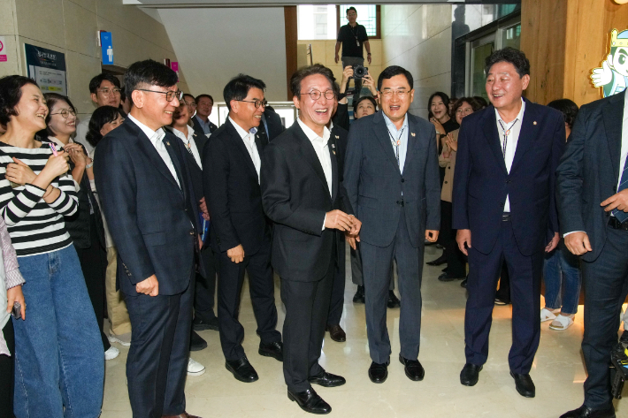 김민석 국무총리가 주낙영 경주시장, 이동협 경주시의회 의장 등의 환영을 받으며 웃음 짓고 있다. 경주시 제공